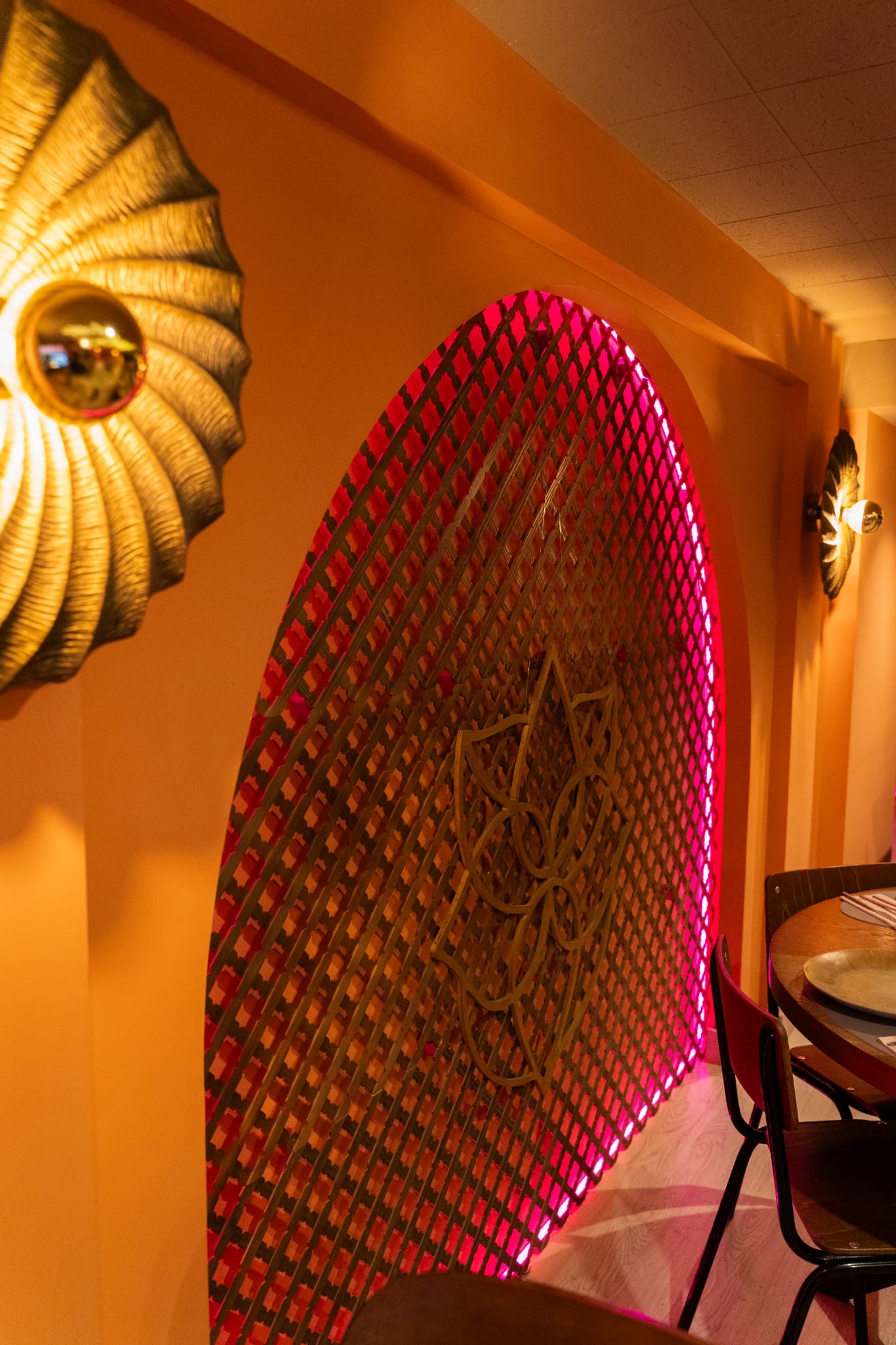 Luz cálida y decoración del comedor